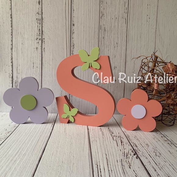 Iniciais 18cm + Dupla de Flor - Decoração Bebê