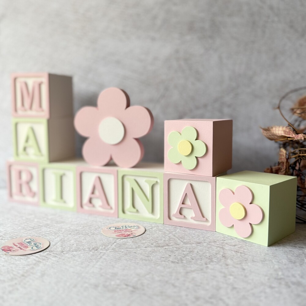 Cubos Decorativos Nome do Bebê 6x6 cm com Flor em MDF Tons Paste