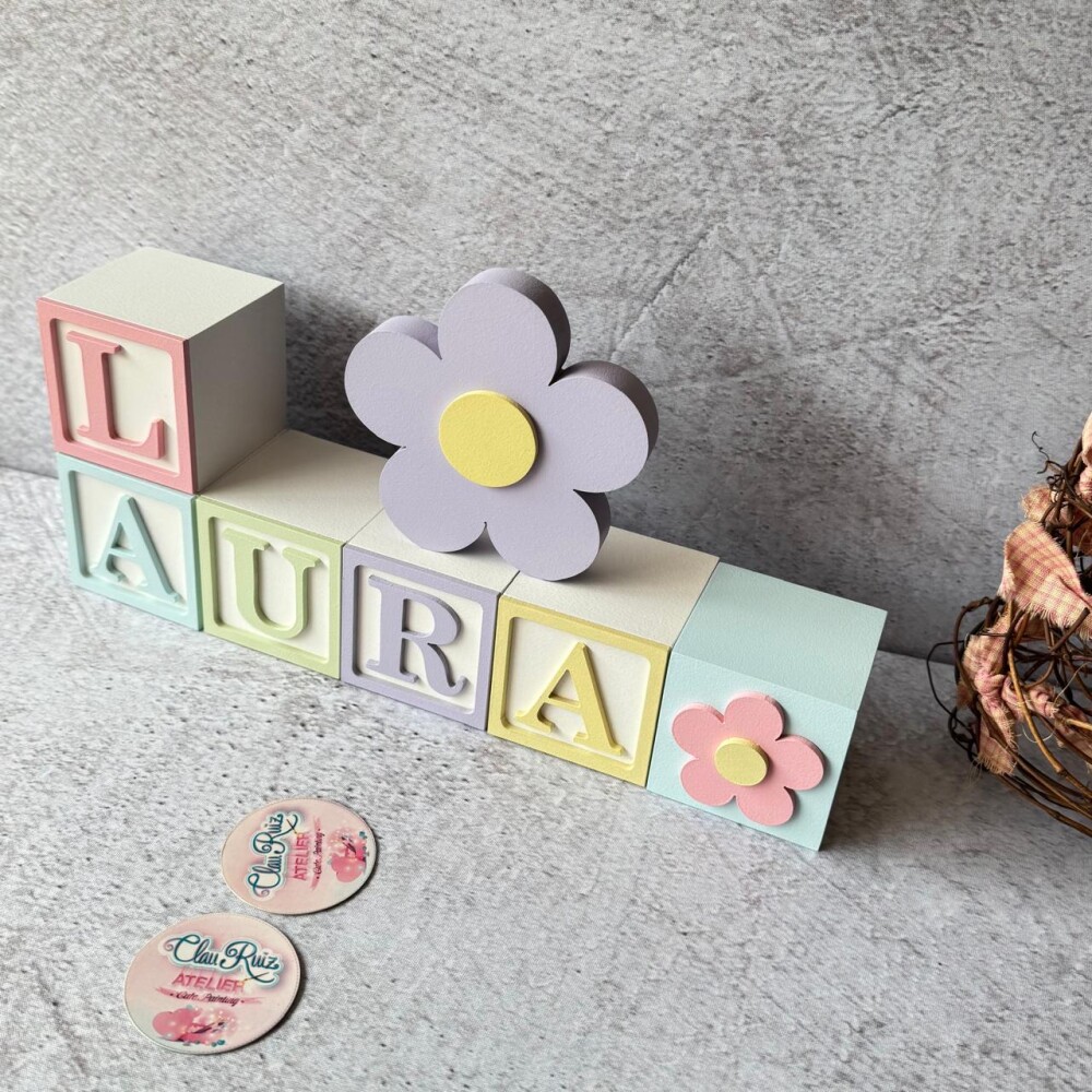 Cubos Decorativos Nome do Bebê 6x6 cm com Flor em MDF Tons Paste