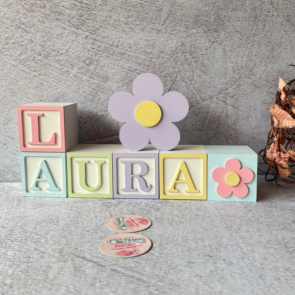 Cubos Decorativos Nome do Bebê 6x6 cm com Flor em MDF Tons Paste