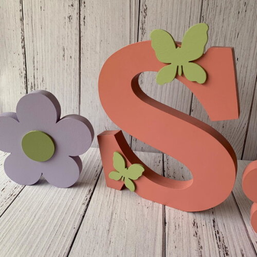 Iniciais 18cm + Dupla de Flor - Decoração Bebê