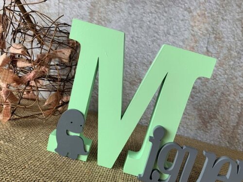 Letras de mdf -nomes 18cm Dinossauro