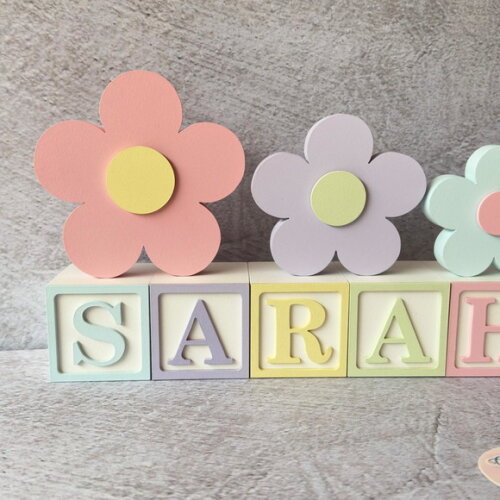 Tons Pastel Cubos 6x6cm e Trio de Flor Decoração Bebê