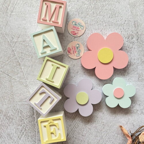 Tons Pastel Cubos 6x6cm e Trio de Flor Decoração Bebê