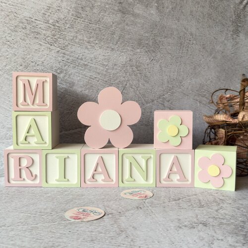 Cubos Decorativos Nome do Bebê 6x6 cm com Flor em MDF Tons Pastel