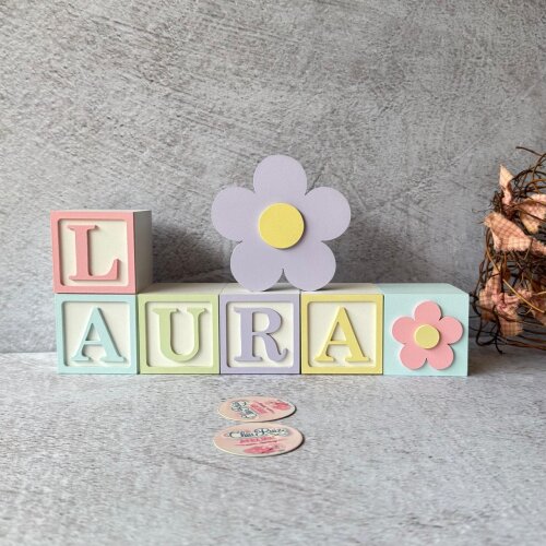 Cubos Decorativos Nome do Bebê 6x6 cm com Flor em MDF Tons Pastel