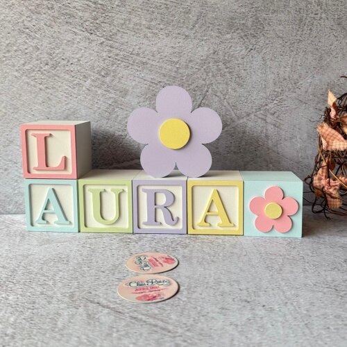 Cubos Decorativos Nome do Bebê 6x6 cm com Flor em MDF Tons Paste