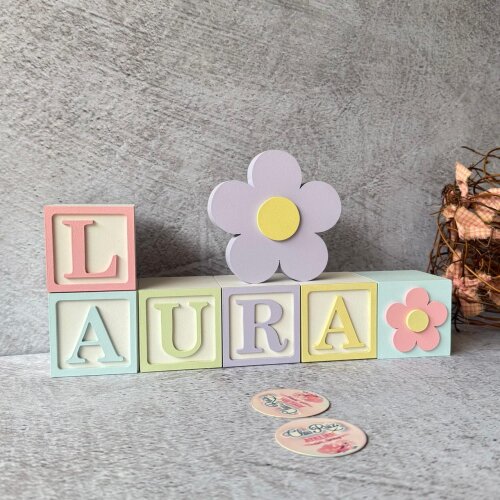 Cubos Decorativos Nome do Bebê 6x6 cm com Flor em MDF Tons Paste