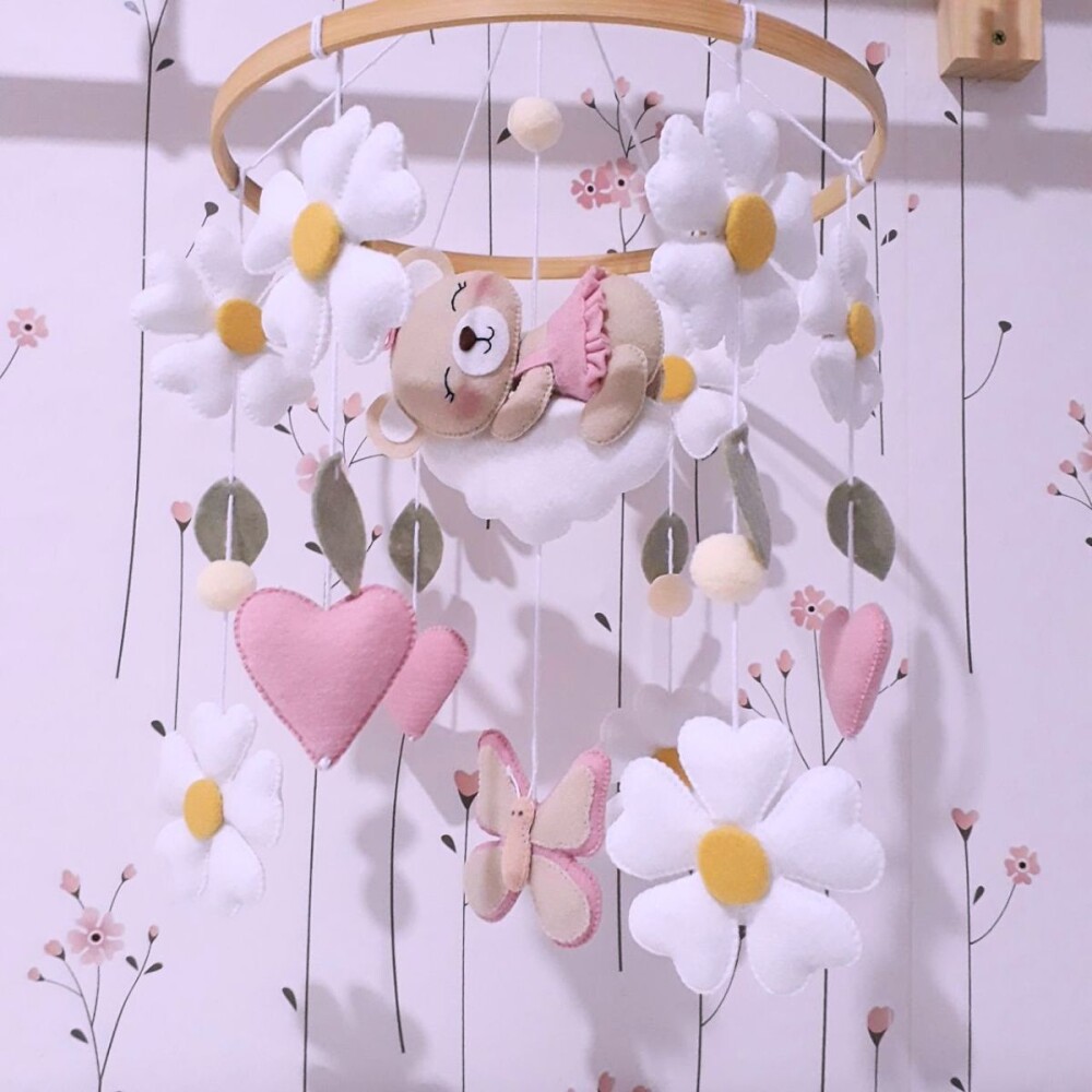 Móbile para Berço Ursinha na Nuvem em Feltro | Decoração Marg