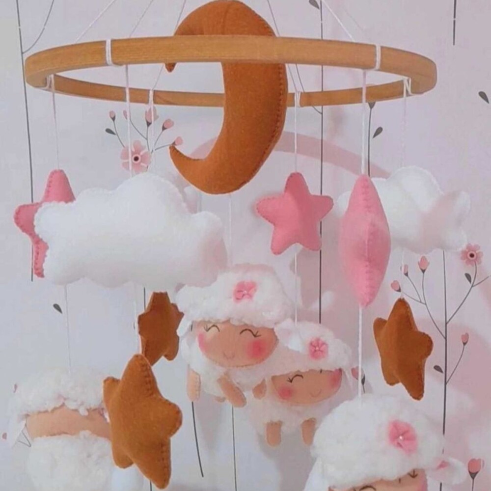 Móbile Ovelhinha na Lua em Feltro para Berço | Decoração Beb?