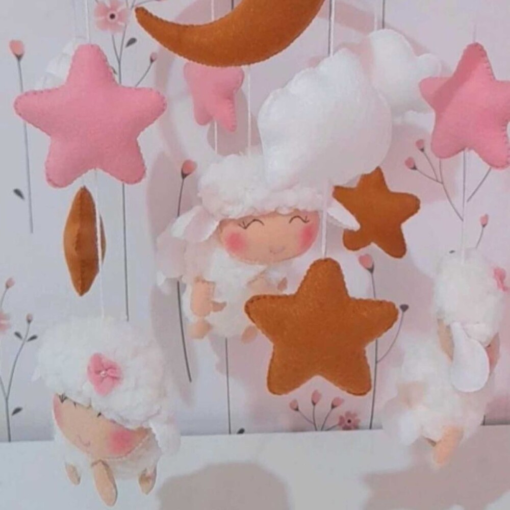 Móbile Ovelhinha na Lua em Feltro para Berço | Decoração Beb?