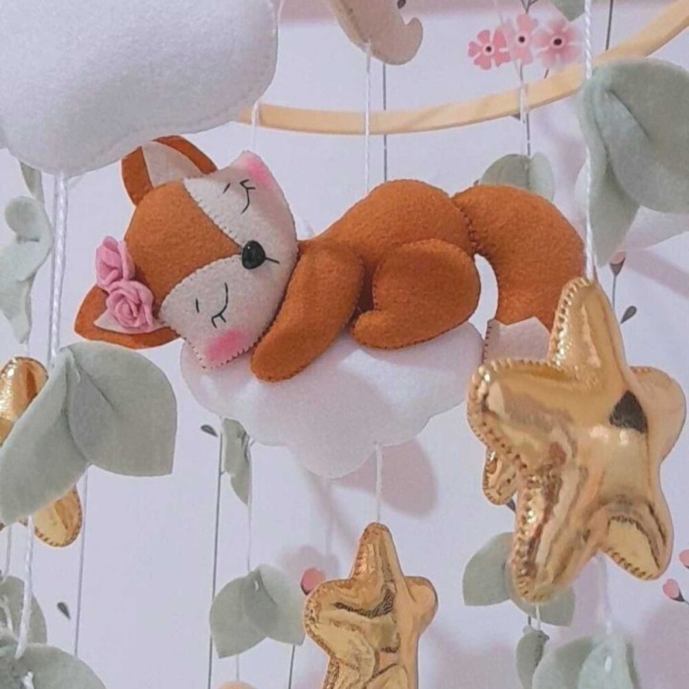 Móbile em feltro com raposinha dormindo na nuvem | Decoração d