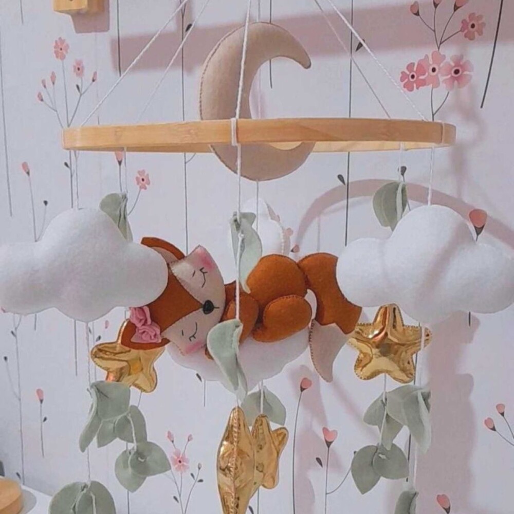 Móbile em feltro com raposinha dormindo na nuvem | Decoração d