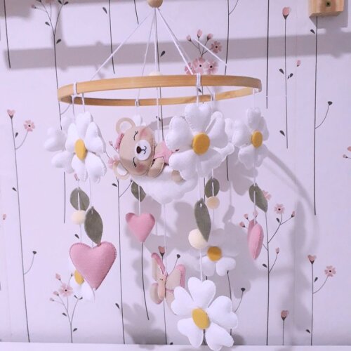 Móbile para Berço Ursinha na Nuvem em Feltro | Decoração Margaridas Quarto Bebê Menina