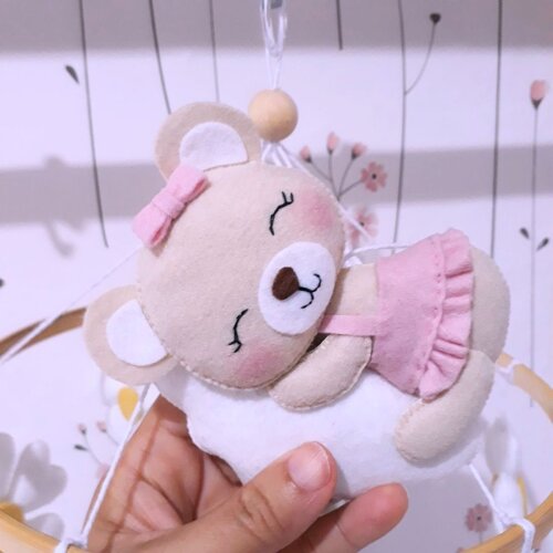 Móbile para Berço Ursinha na Nuvem em Feltro | Decoração Marg