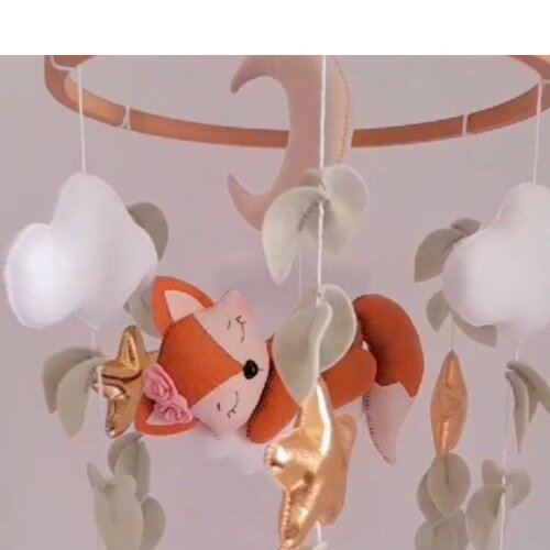 Móbile em feltro com raposinha dormindo na nuvem | Decoração d