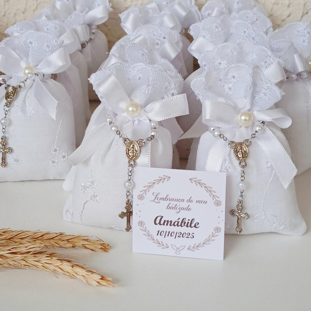 Lembrancinha de batizado com terço e tag personalizada