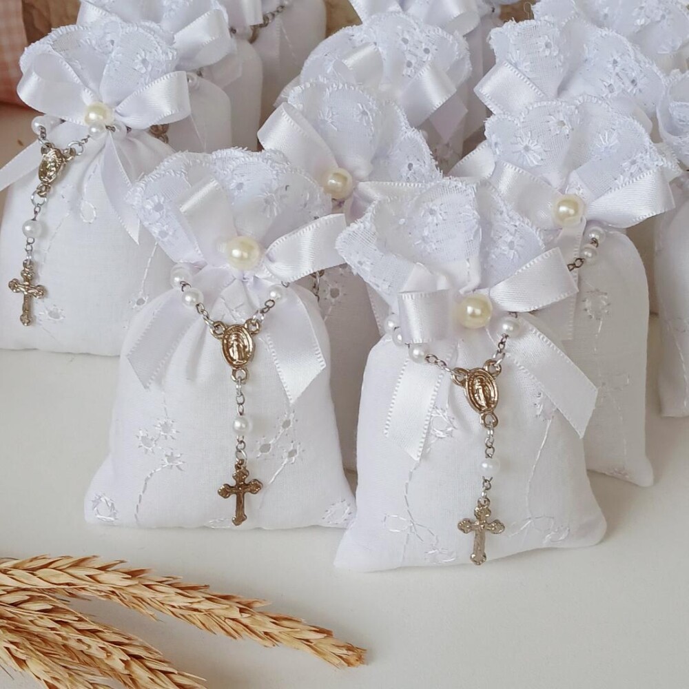 Lembrancinha de batizado com terço e tag personalizada