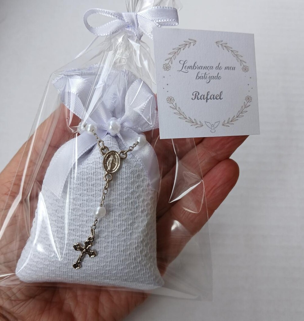 Lembrancinha de batizado com terço e tag personalizada