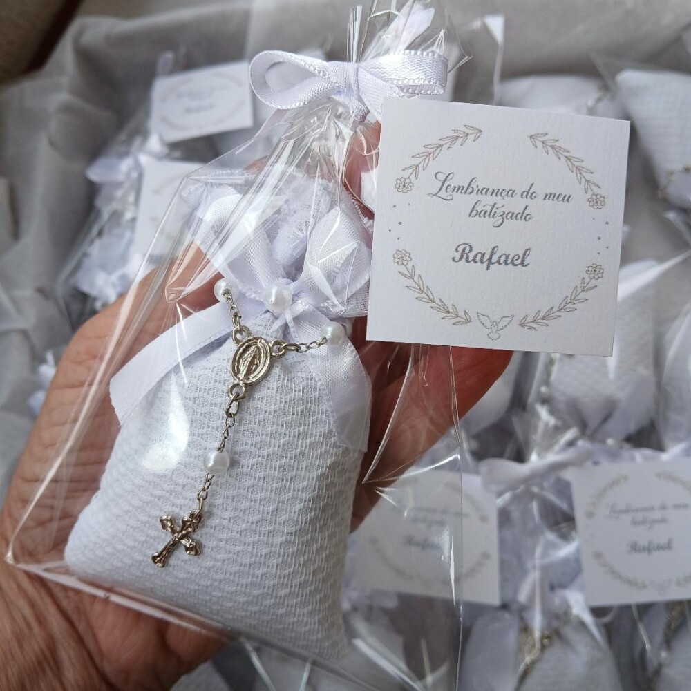 Lembrancinha de batizado com terço e tag personalizada