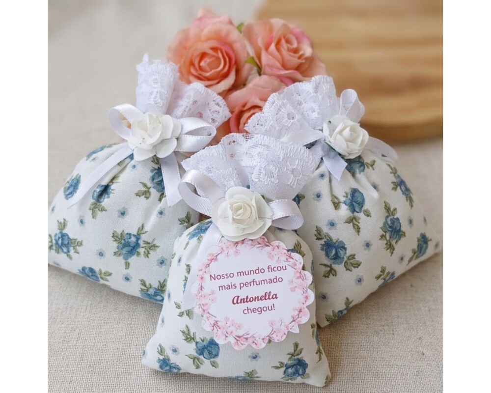 Lembrancinha nascimento menina com tag personalizada
