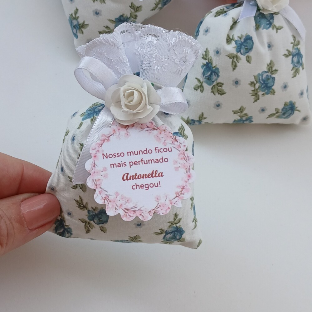 Lembrancinha nascimento menina com tag personalizada
