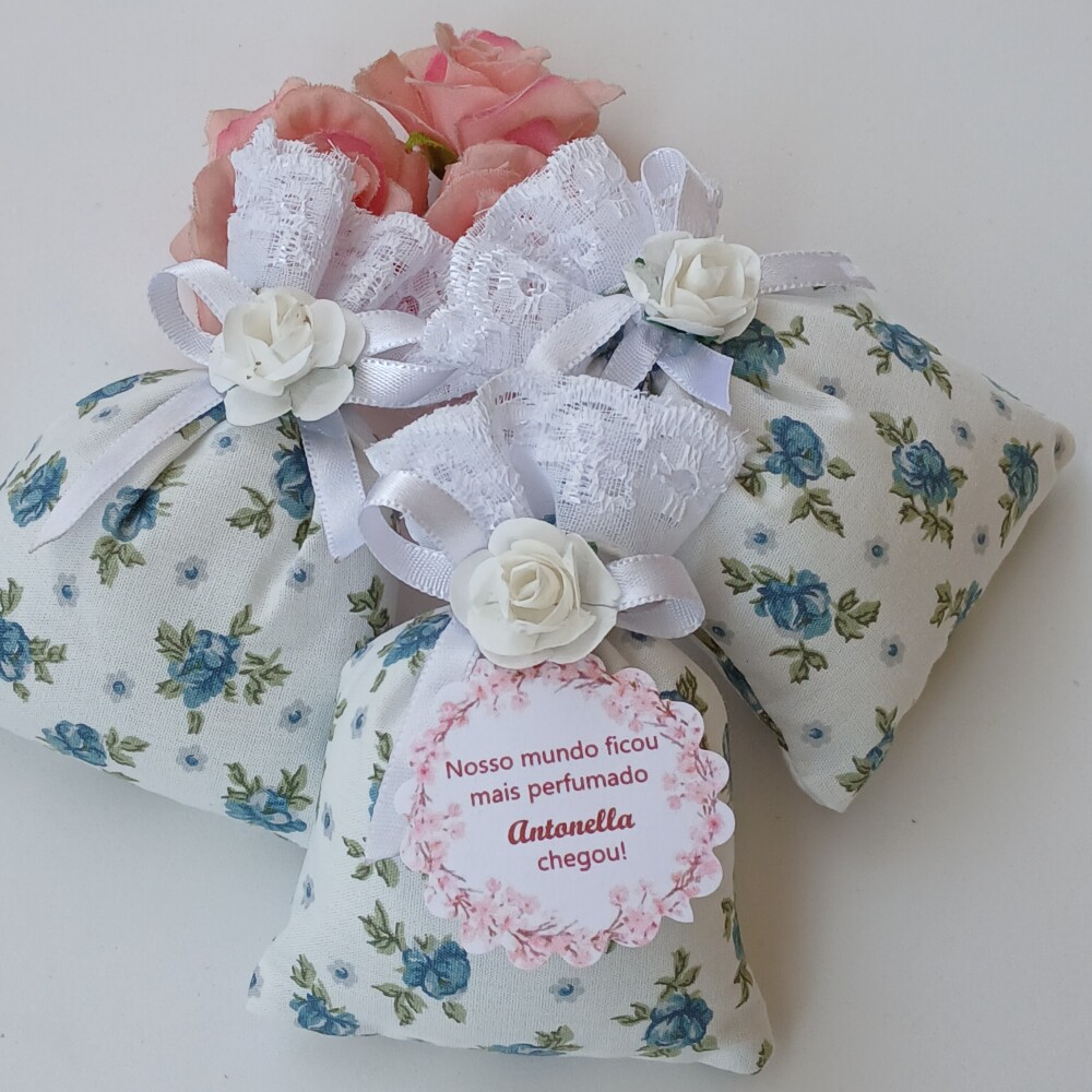 Lembrancinha nascimento menina com tag personalizada
