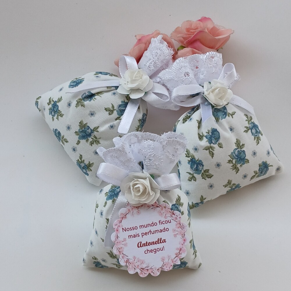 Lembrancinha nascimento menina com tag personalizada
