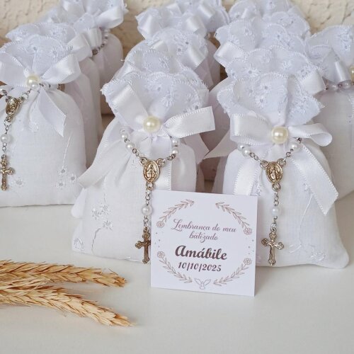 Lembrancinha de batizado com terço e tag personalizada