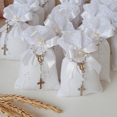 Lembrancinha de batizado com terço e tag personalizada