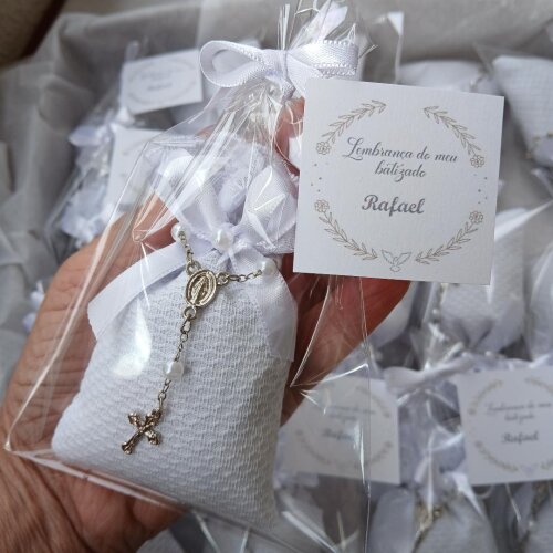 Lembrancinha de batizado com terço e tag personalizada