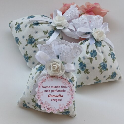 Lembrancinha nascimento menina com tag personalizada