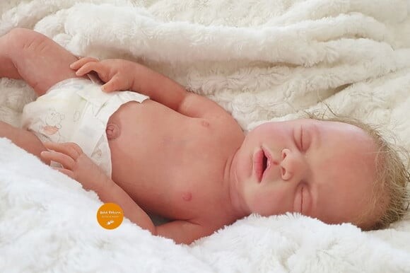Bebê Reborn Menina Parece de Verdade Toda em Silicone Sólido