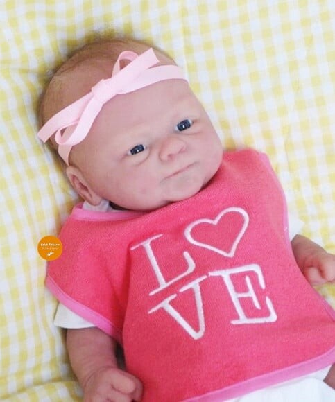 Bebê Reborn Menina Toda Silicone Sólido Realista com Enxoval