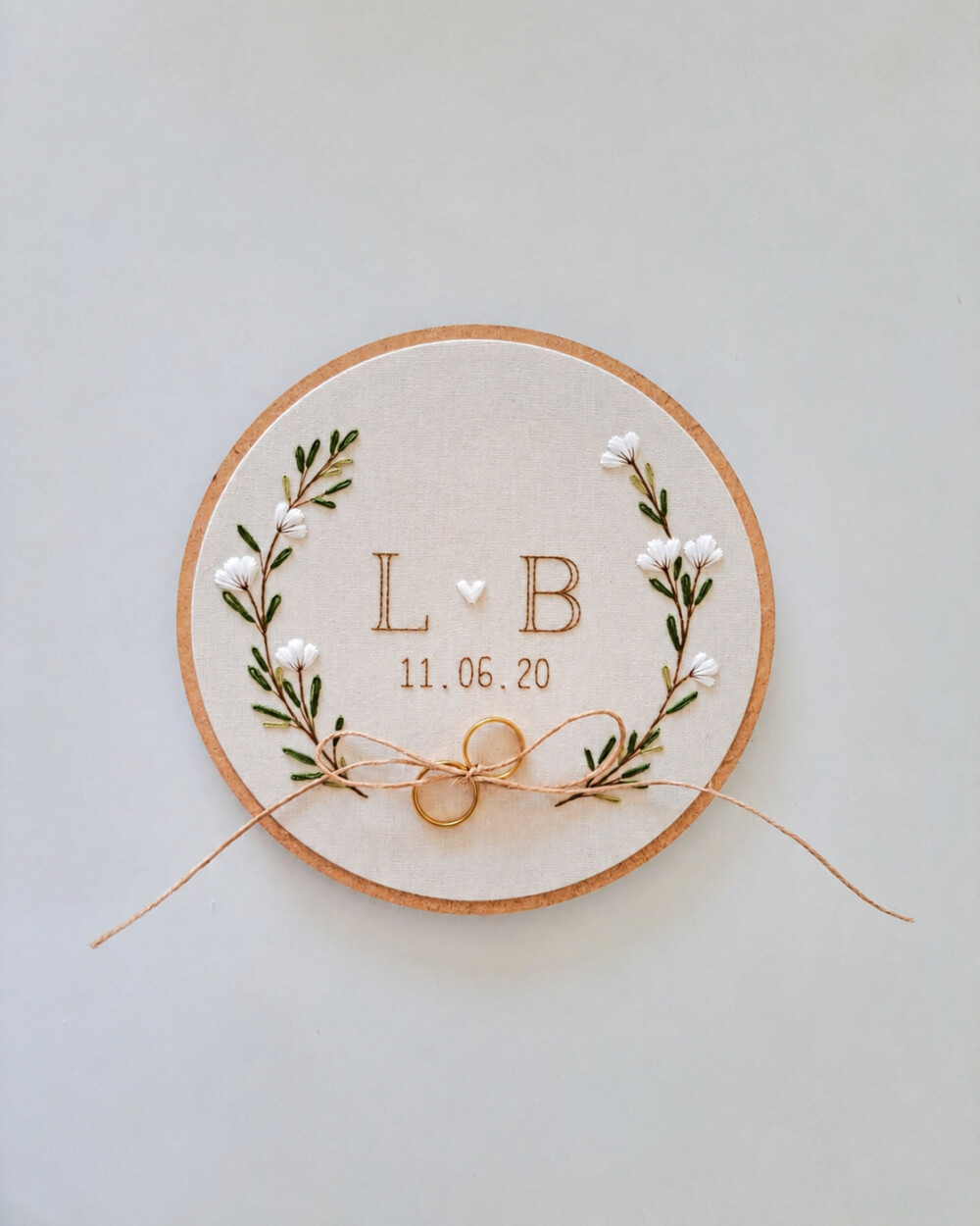 Bastidor Bordado Personalizado Porta-alianças para Casamento