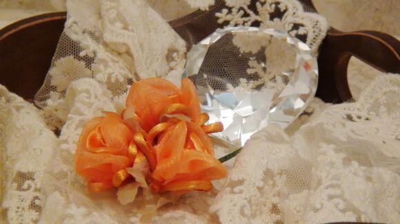 2 Buques Flor em Cetim e Organza Laranja Claro