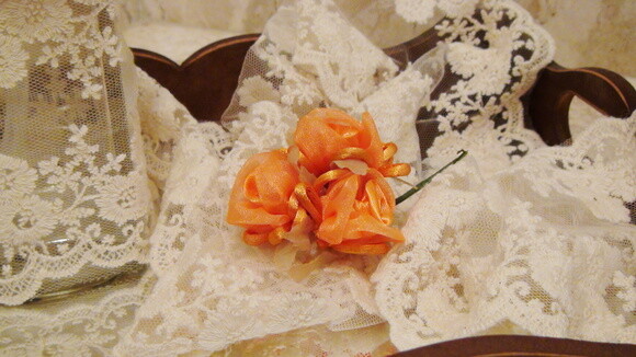 2 Buques Flor em Cetim e Organza Laranja Claro