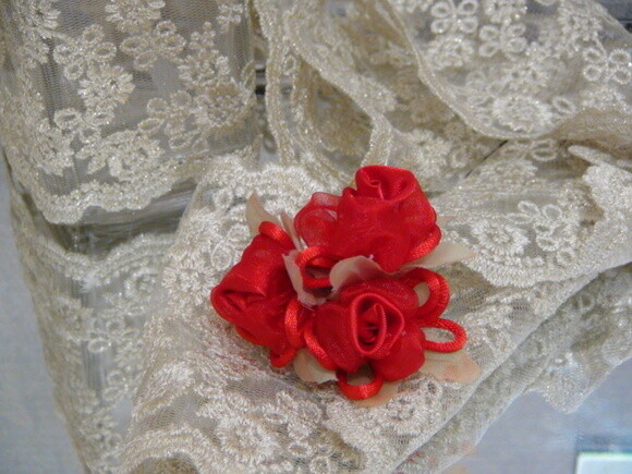 2 Buques Flor em Cetim e Organza Red
