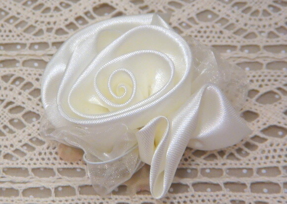 2 Flores em Cetim e Organza Ivory