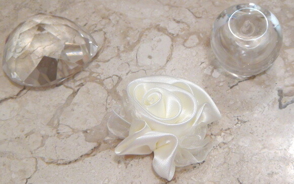 2 Flores em Cetim e Organza Ivory