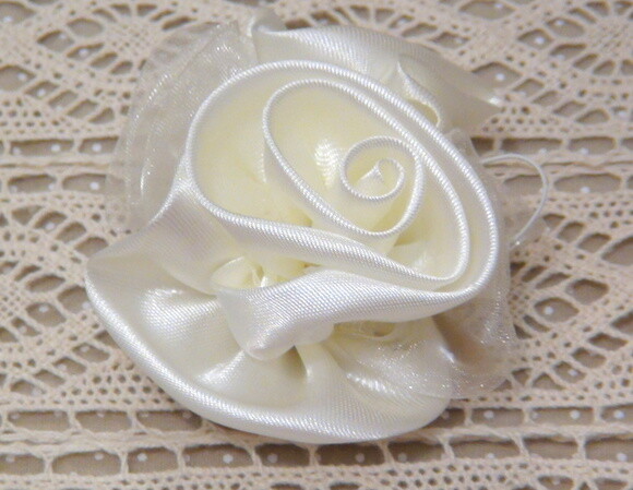 2 Flores em Cetim e Organza Ivory