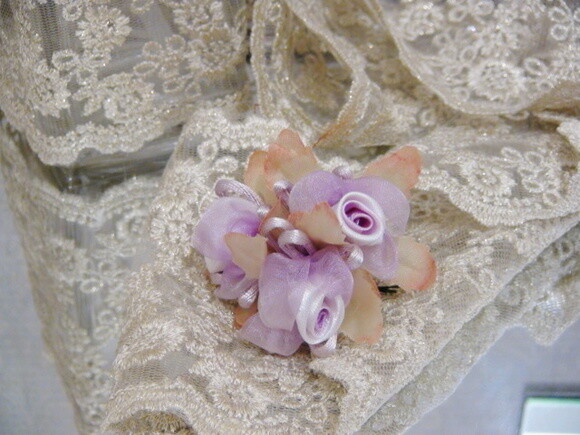 2 Buques Flor Rosa Cetim e Organza Lilás
