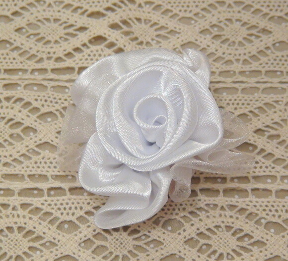 2 Flores Rosa em Cetim e Organza Branca