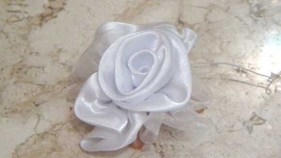 2 Flores Rosa em Cetim e Organza Branca
