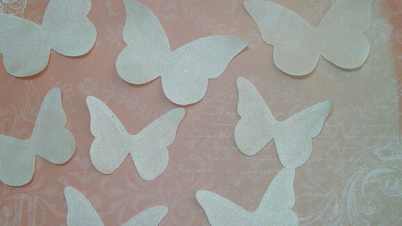 Borboletas em Cetim - 75 un - 6,5x4,5cm - Amarelo Claro.