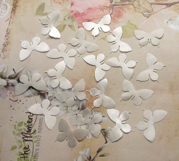 Borboletas em Cetim Brancas - 75 un - 3,5x2,5cm