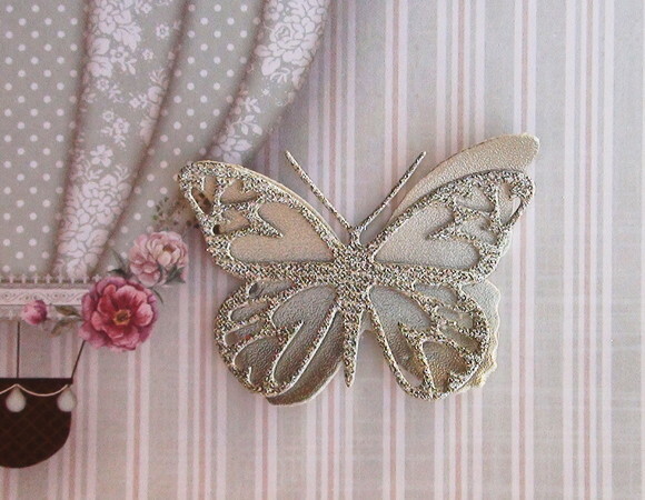 Borboletas em Couro Sintético - Prata - 20 un - 6,0x4,0cm