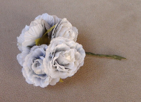 Buque de Flor em Tafetá Branco e Cinza - 6 Unidades.