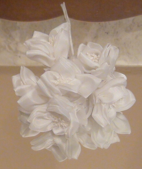 Buque em Cetim - Pacote com 18 Flores
