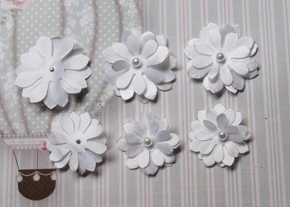 Flor em 3d - Brancas - 06 un